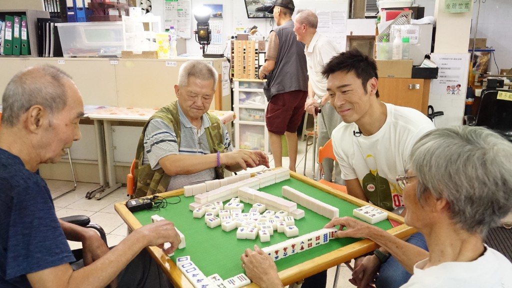 安仔同几位老友记一同打麻雀。