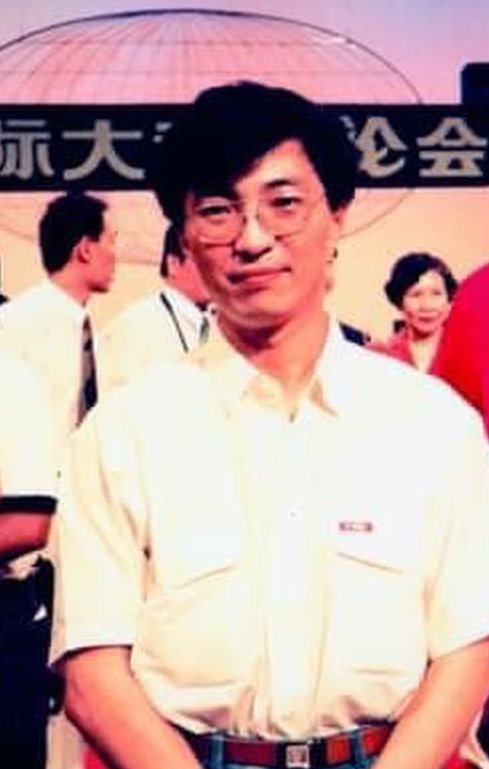 30年前帶團參加新加坡辯論比賽的王滬寧教授。