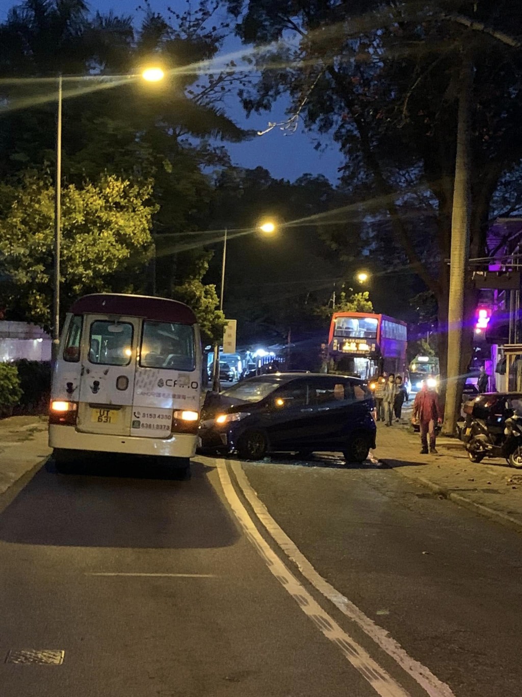 小巴與私家車在錦上路發生相撞意外，釀成三人受傷。(網圖)