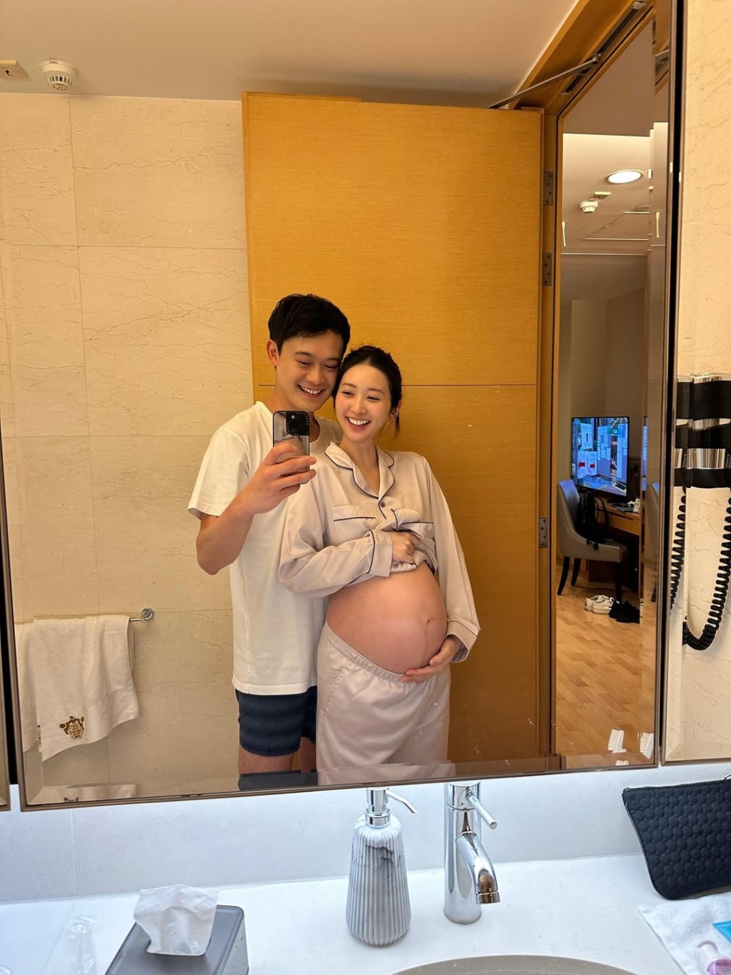 黃靜藍在醫院中,頂住赤裸大肚子和老公合照。 黃靜藍在醫院中,頂住赤裸大肚子和老公合照。