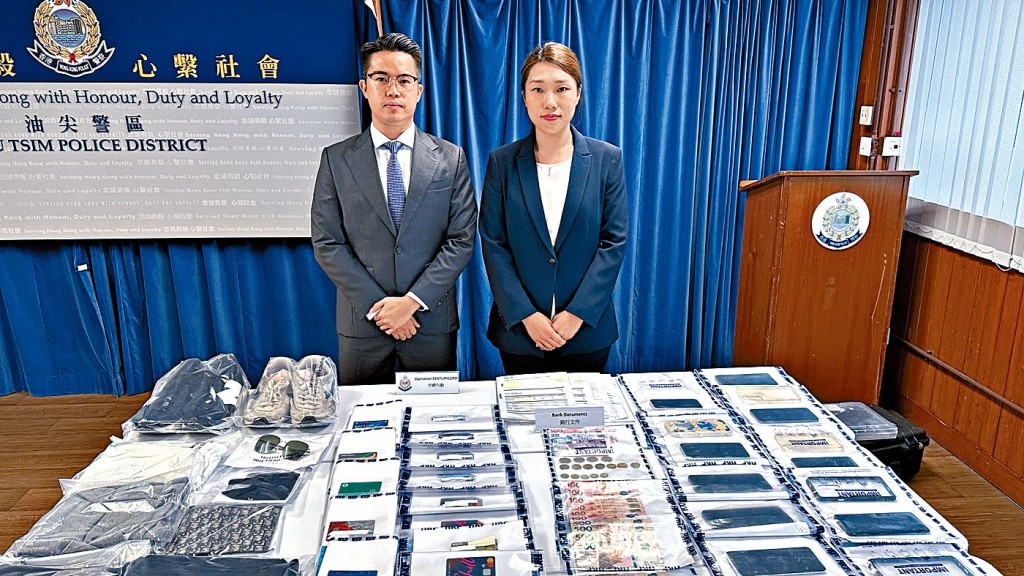 葉恩樺偵緝督察（右）及重案組第二隊主管莊德謙講述案情。