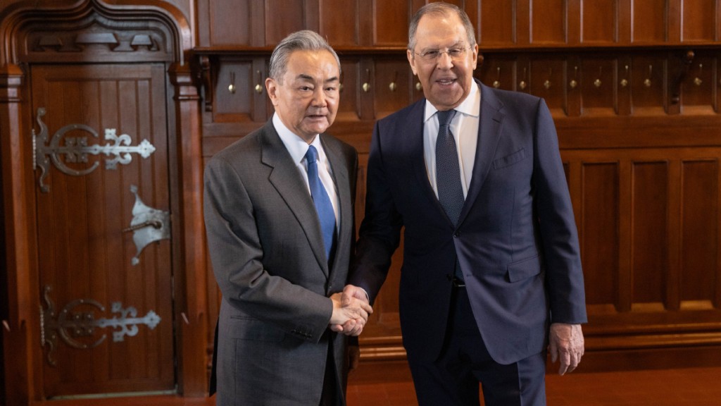 外長王毅應約同俄羅斯外長拉夫羅夫通電話，談及伊朗局勢。新華社