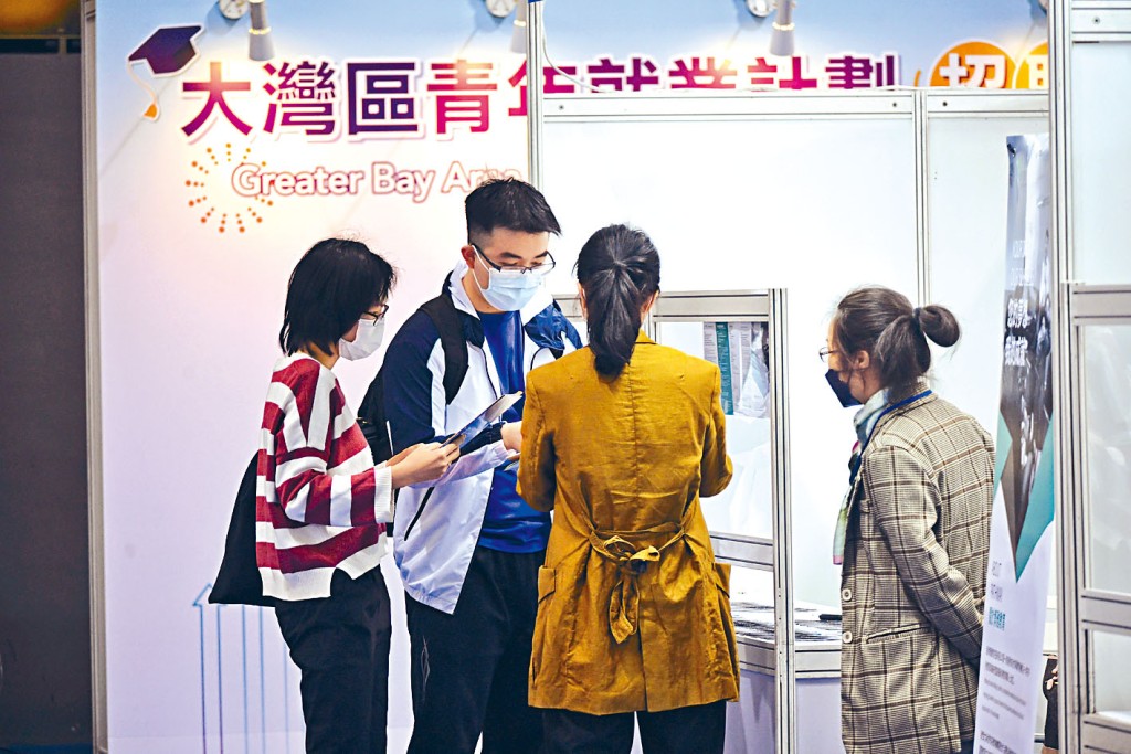 「大灣區青年就業計畫招聘博覽」開鑼，不少年輕人到場尋覓工作機會。