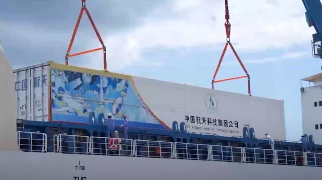 长征五号B遥四火箭安全运抵文昌。 