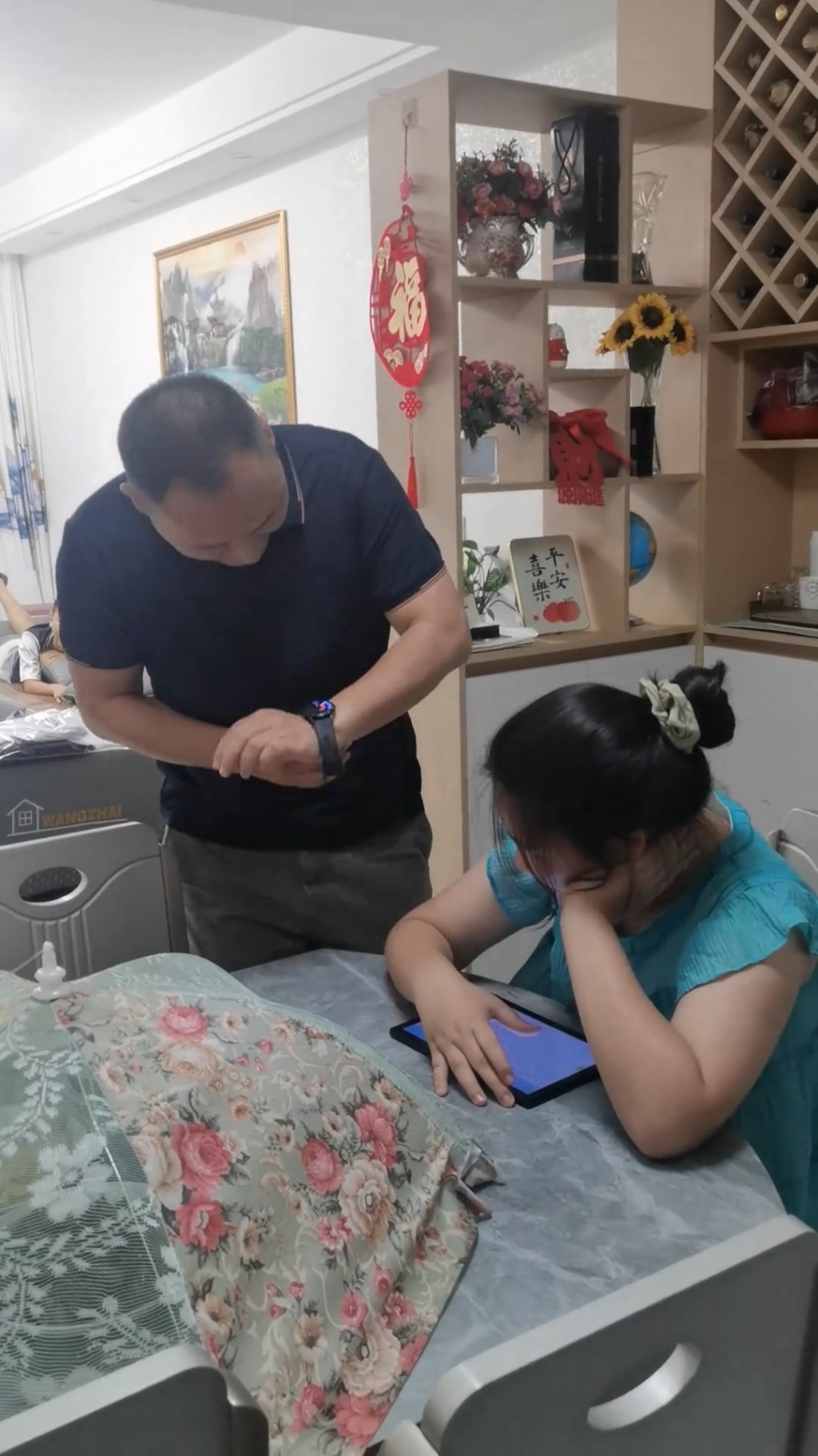 男子自導自演收女兒的父親節禮物。抖音@一諾千66 男子自導自演收女兒的父親節禮物。抖音@一諾千66