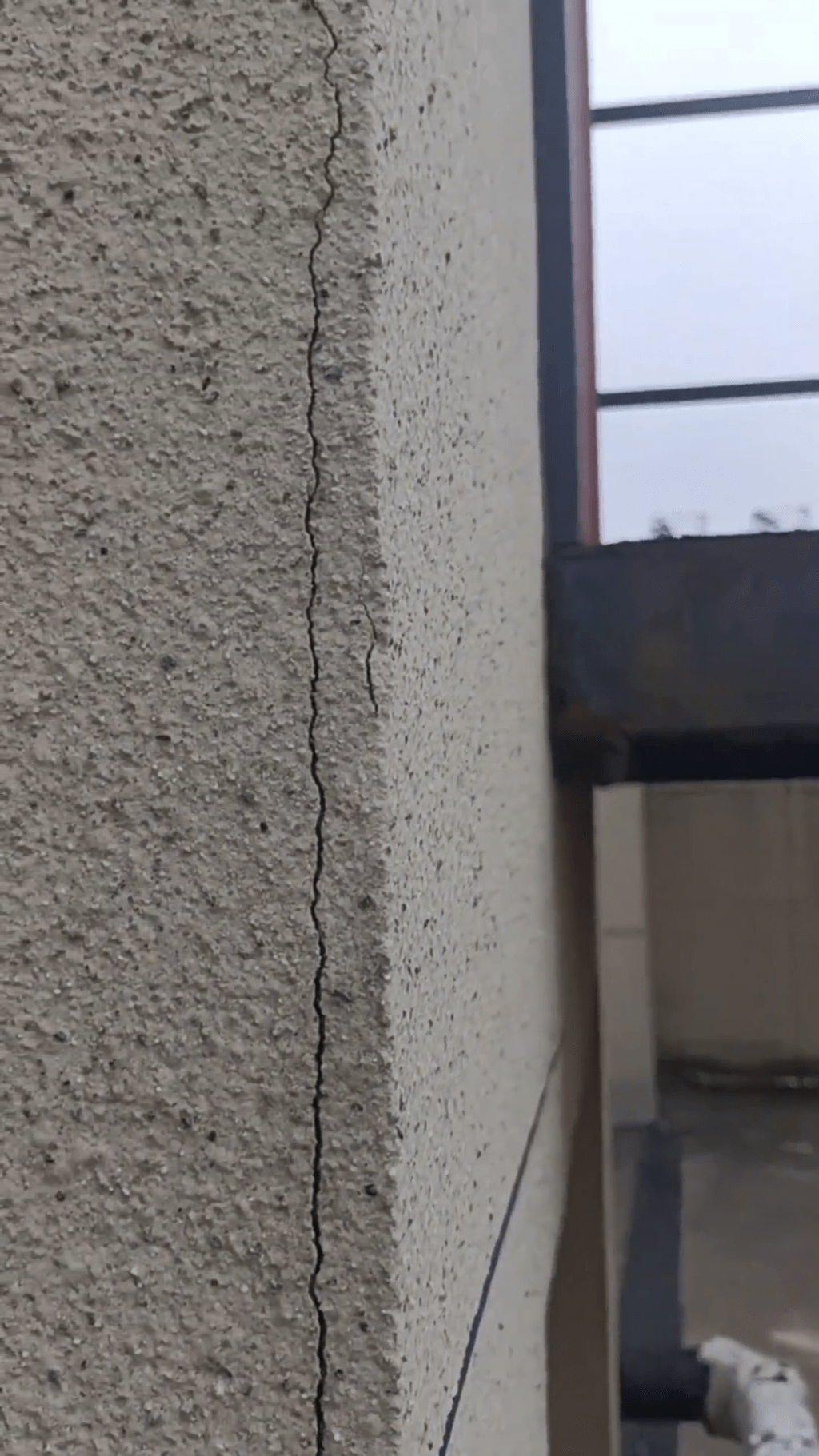 涉事樓宇業主發布房屋滿是裂縫的影像。 涉事樓宇業主發布房屋滿是裂縫的影像。