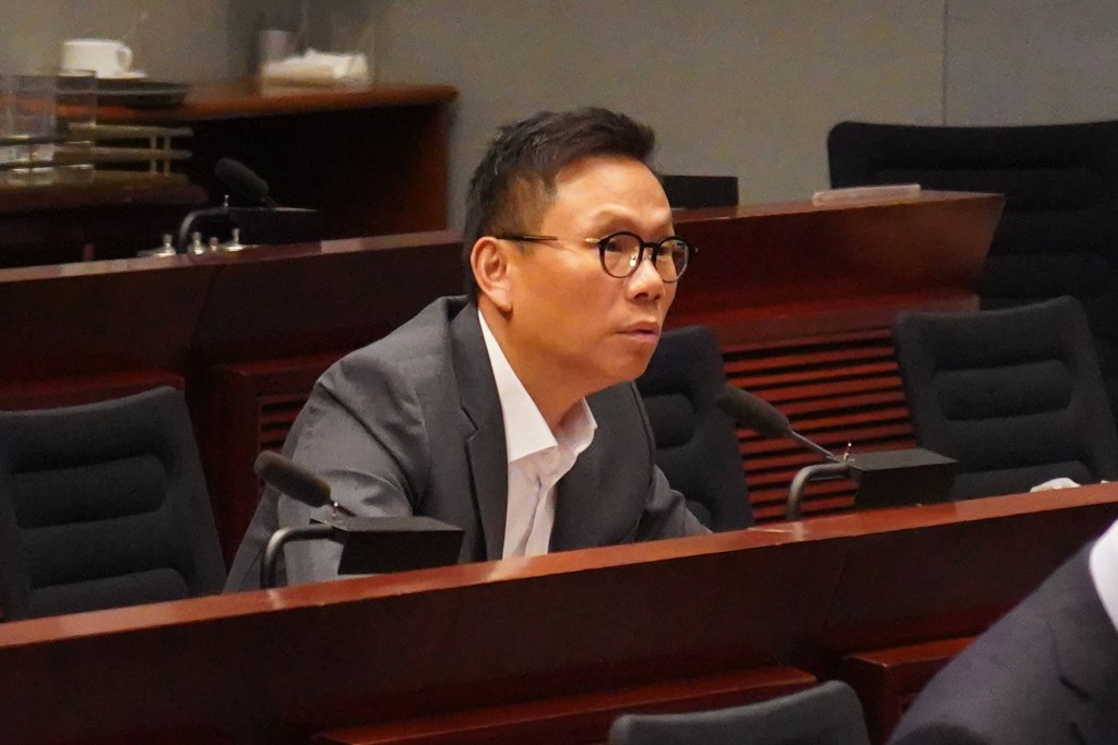 陳恒鑌指早前在金鐘的運輸署排隊情況非常嚴重,關注署方有何措施。葉偉豪攝 陳恒鑌指早前在金鐘的運輸署排隊情況非常嚴重,關注署方有何措施。葉偉豪攝