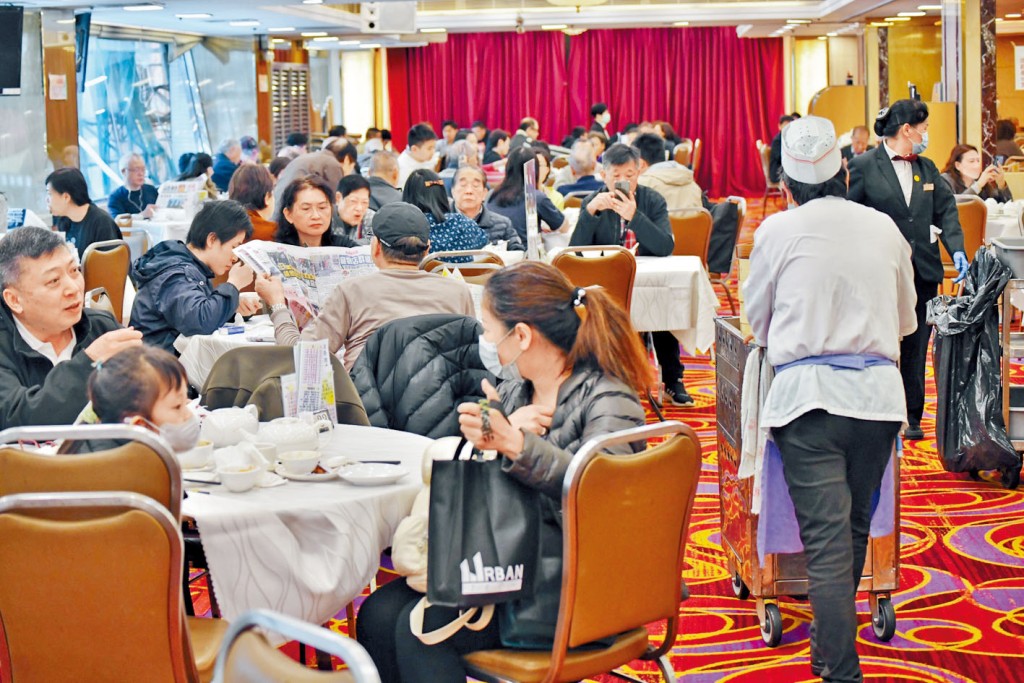 疫情嚴峻,年初四酒樓食肆放寬社交距離措施機會不樂觀。
