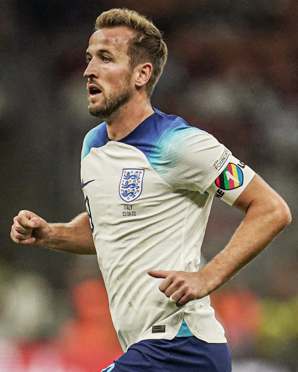 7支欧洲球队宣布放弃佩戴印有“同一份爱”（One Love）彩虹臂章，图为英格兰队长Harry Kane。  twitter图