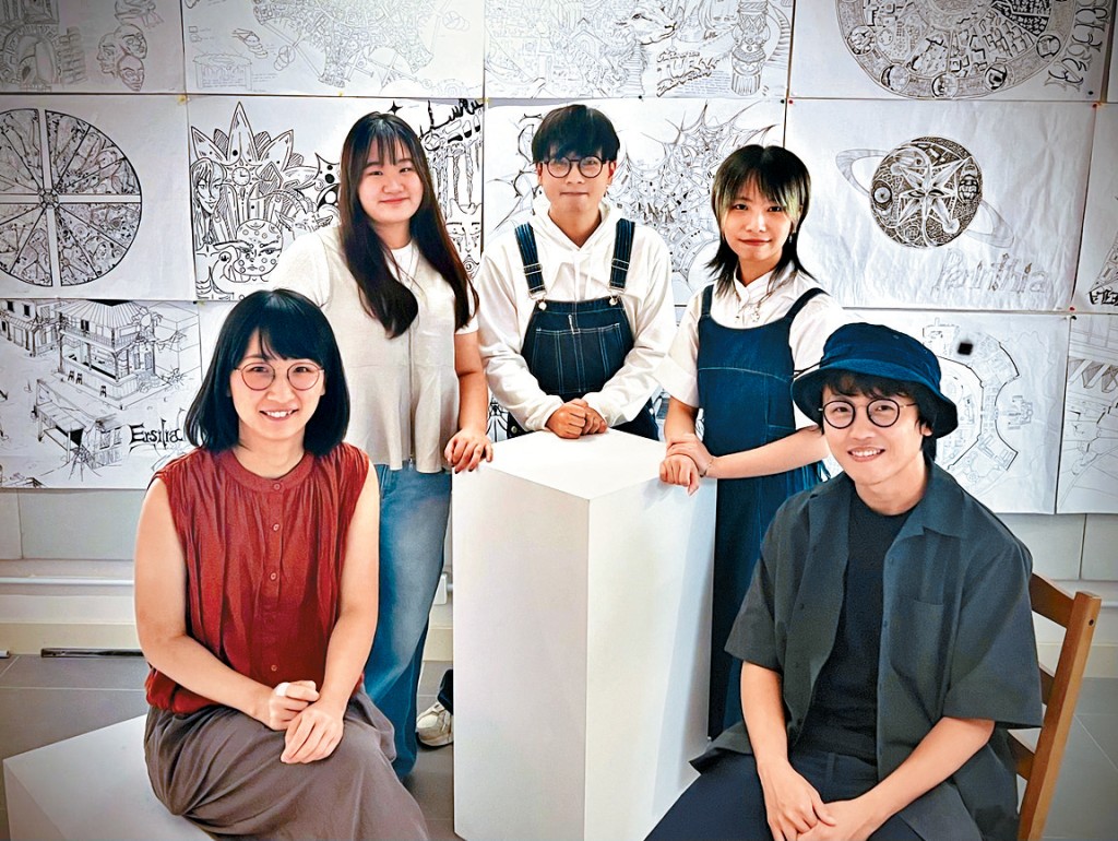 林兆榮（右一）鼓勵學生到處尋找靈感，將熱愛之事做到極致。左起為沈君怡、石曉雲、陸嘉豪、梁苑怡。