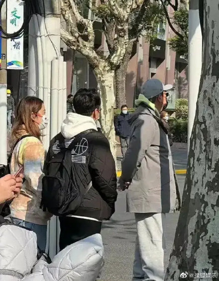 近年頻上內地節目的小春，好有人氣，出街緊係有人望啦！（微博圖片）
