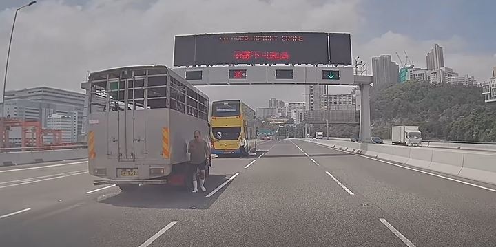 工程車前有一部貨車及另一部九巴。​fb 車cam L（香港群組）  