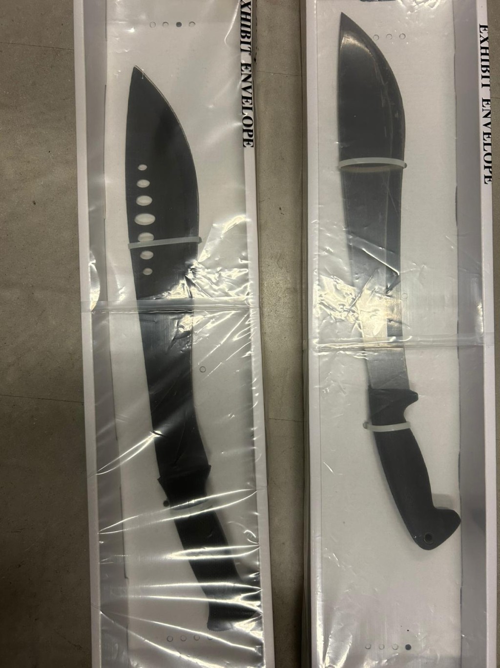 警方檢獲兩把均長約50厘米的牛肉刀。警方提供 警方檢獲兩把均長約50厘米的牛肉刀。警方提供