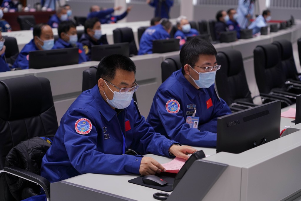 酒泉發射中心的航天人員在監測神舟十五號載人飛船與天和核心艙自主快速交會對接。 新華社