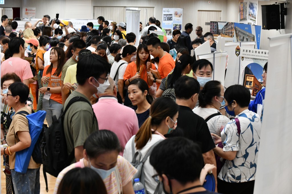 房屋局办过渡性房屋开放日，多名巿民到场了解。褚乐祺摄