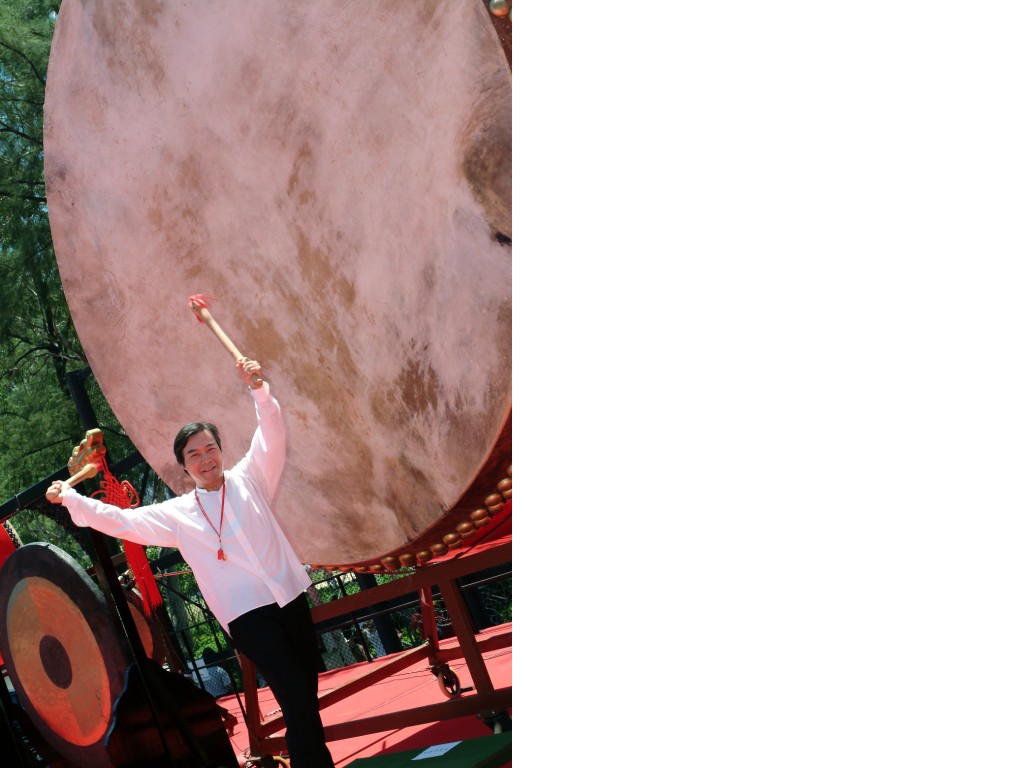 2003年，香港中樂團藝術總監兼終身指揮閻惠昌教授敲響3.47米大太平鼓