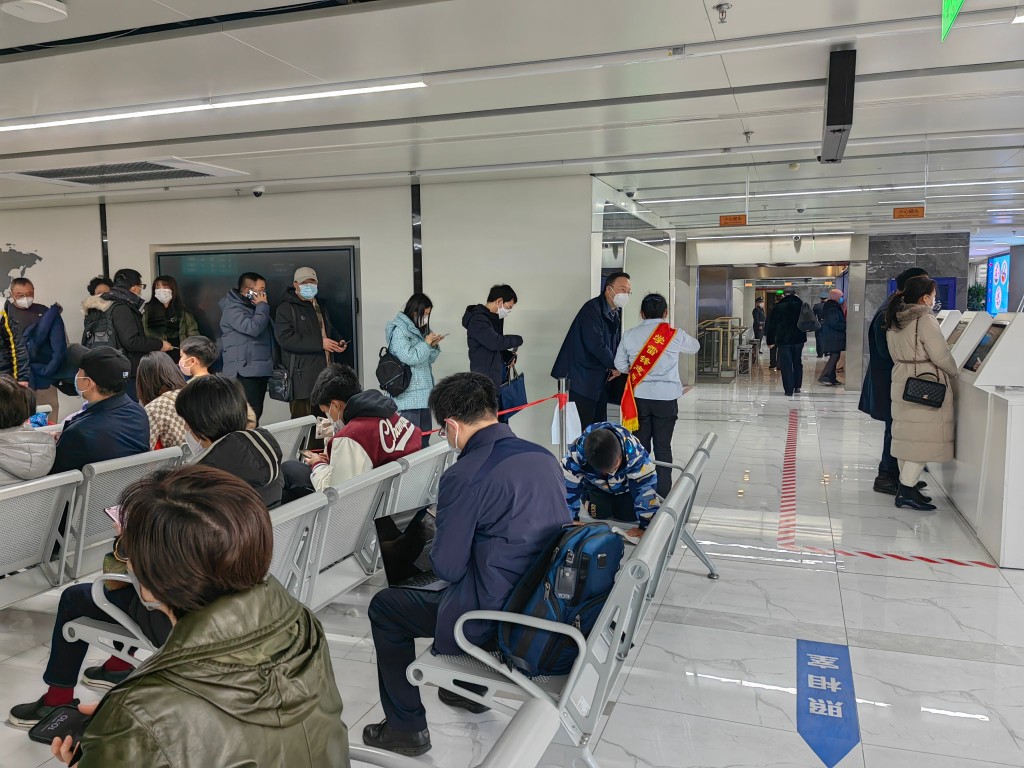 北京市公安局海淀分局出入境大廳，有大批前來辦理港澳通行證的市民。 