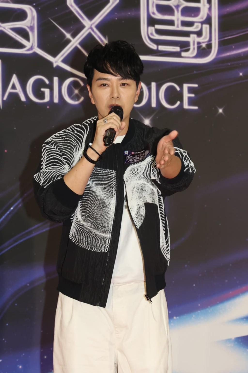 蕭正楠爆太太黃翠如帶埋阿仔件衫出埠工作。