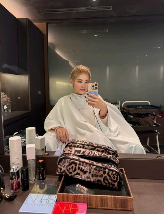 希良梨日前上載到美容室染髮扮靚的照片。 希良梨日前上載到美容室染髮扮靚的照片。