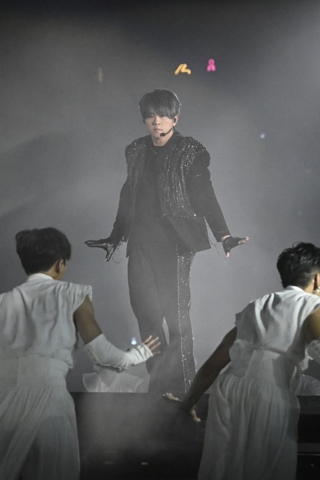 姜濤緊接演唱《白果》、《Master Class》。