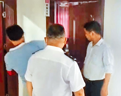 ■安徽含山执法人员，踢门进入补习班。