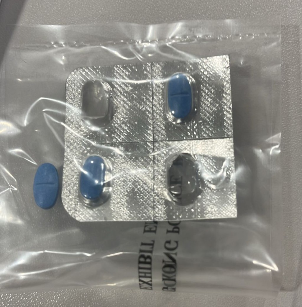 警方檢獲小量懷疑咪達唑侖(俗稱藍精靈)。