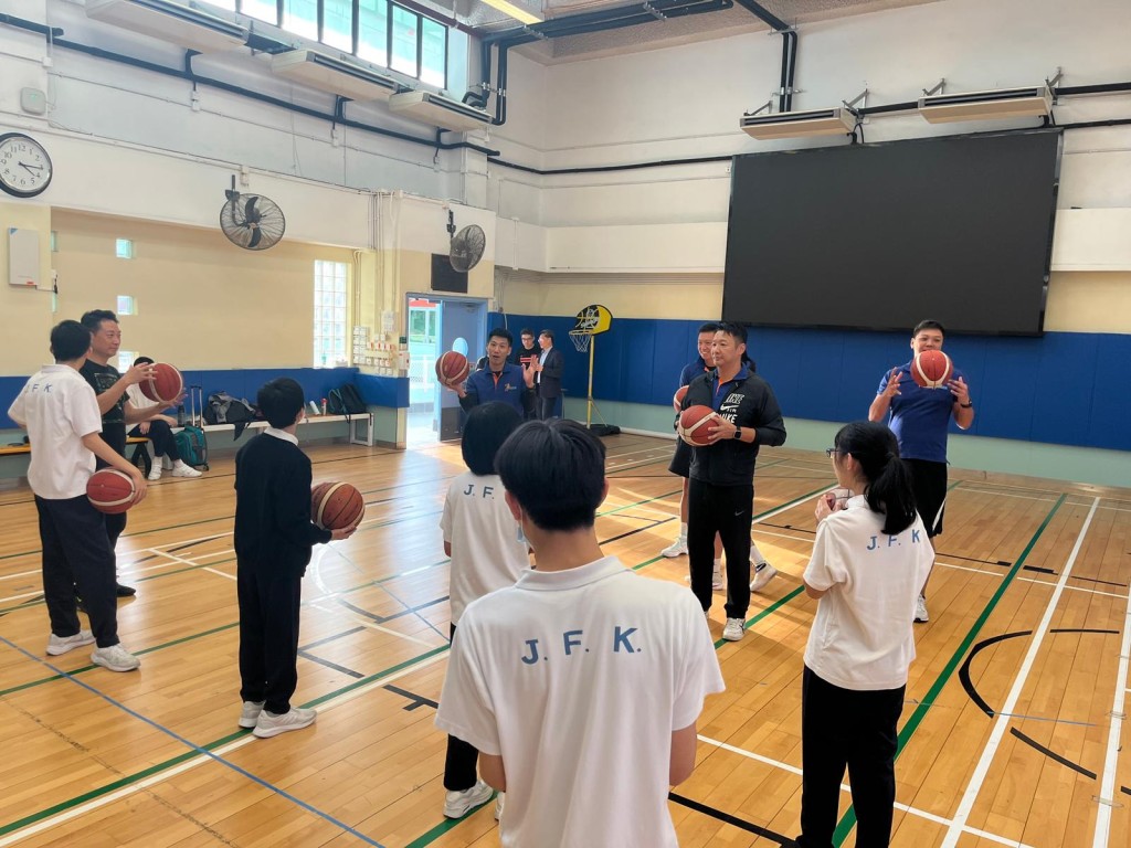 警察籃球會透過「動感校園計劃」，透過安排籃球培訓，為校園注入活力及正能量。
