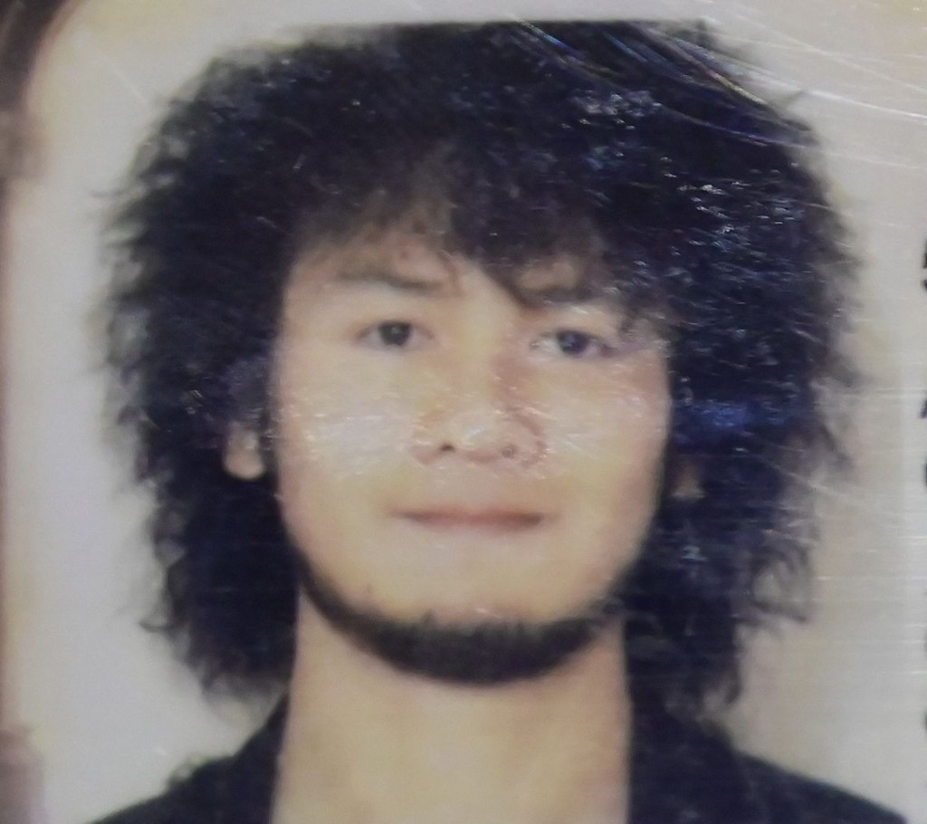 Aaron在紐西蘭讀大學時,頭髮仍然相當濃密。