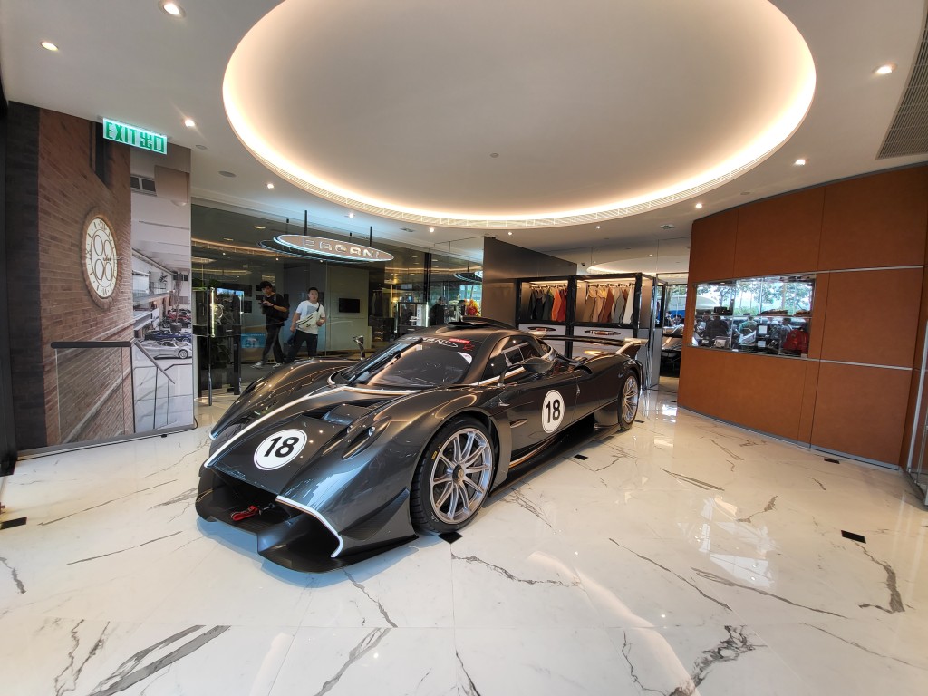 Pagani香港新店開幕，特別展出Huayra R賽道車。