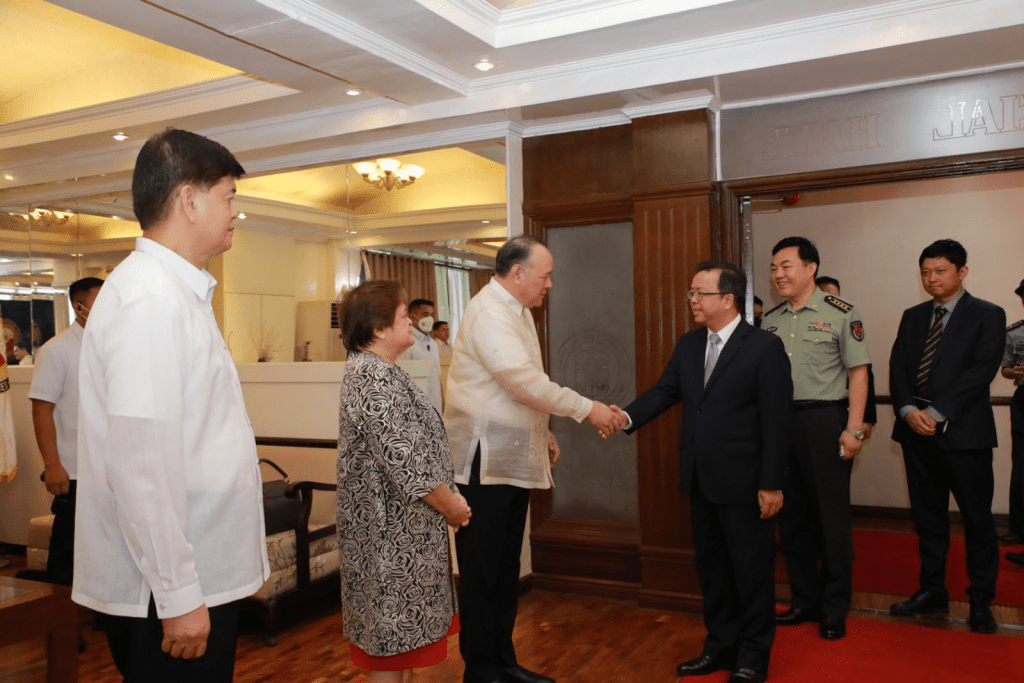 中国驻菲律宾大使黄溪连在菲律宾国防部会见菲新任国防部长特奥多罗。