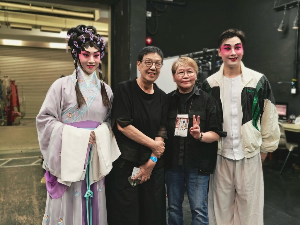著名導演許鞍華（左二）與彭美施（右二）到後台為梁非同及王志良打氣。