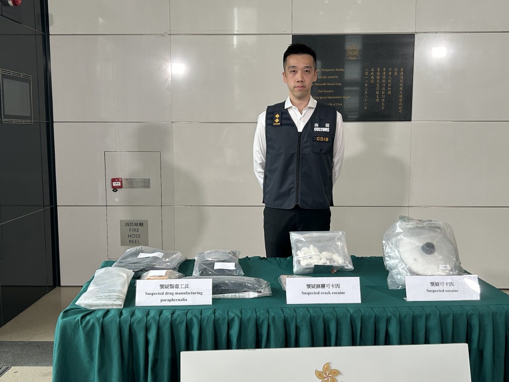 海關檢獲約2.5公斤懷疑可卡因及293克懷疑霹靂可卡因，估計市值共約210萬元。林思明攝