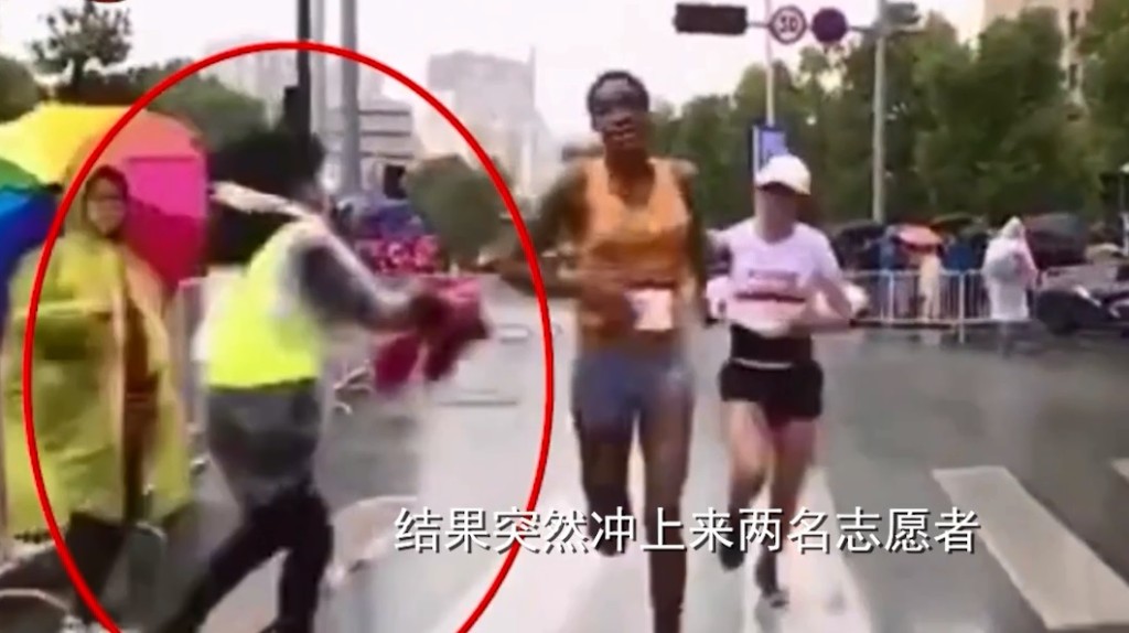 内地女將跑馬拉松被遞國旗痛失金牌。網上圖片