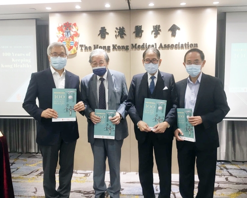 梁智鴻(右二)以受傷的病人比喻現時本港的公院醫生人手。