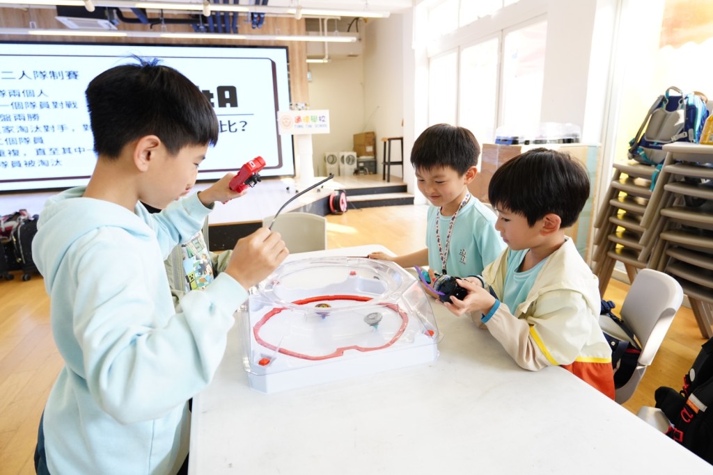 陀螺對戰節奏極快,能在短短數分鐘內讓孩子密集經歷勝負,是淬煉逆境情商與體育精神的絕佳修煉場。(圖片來源:受訪者提供) 陀螺對戰節奏極快,能在短短數分鐘內讓孩子密集經歷勝負,是淬煉逆境情商與體育精神的絕佳修煉場。(圖片來源:受訪者提供)