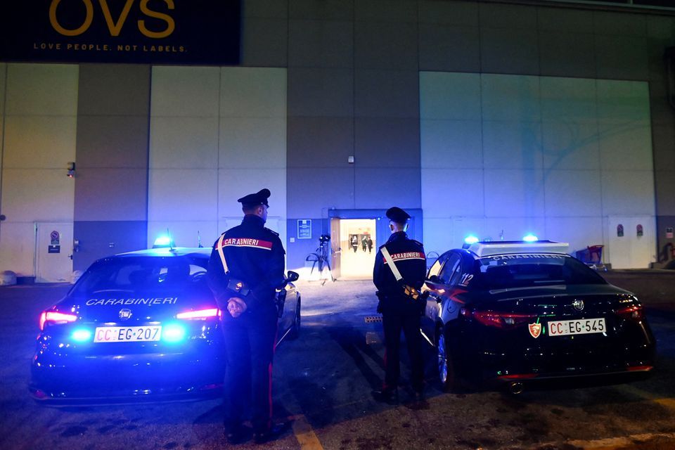 意大利米蘭市附近一個小鎮一家超級市場發生斬人案後，警察在附近站崗。路透