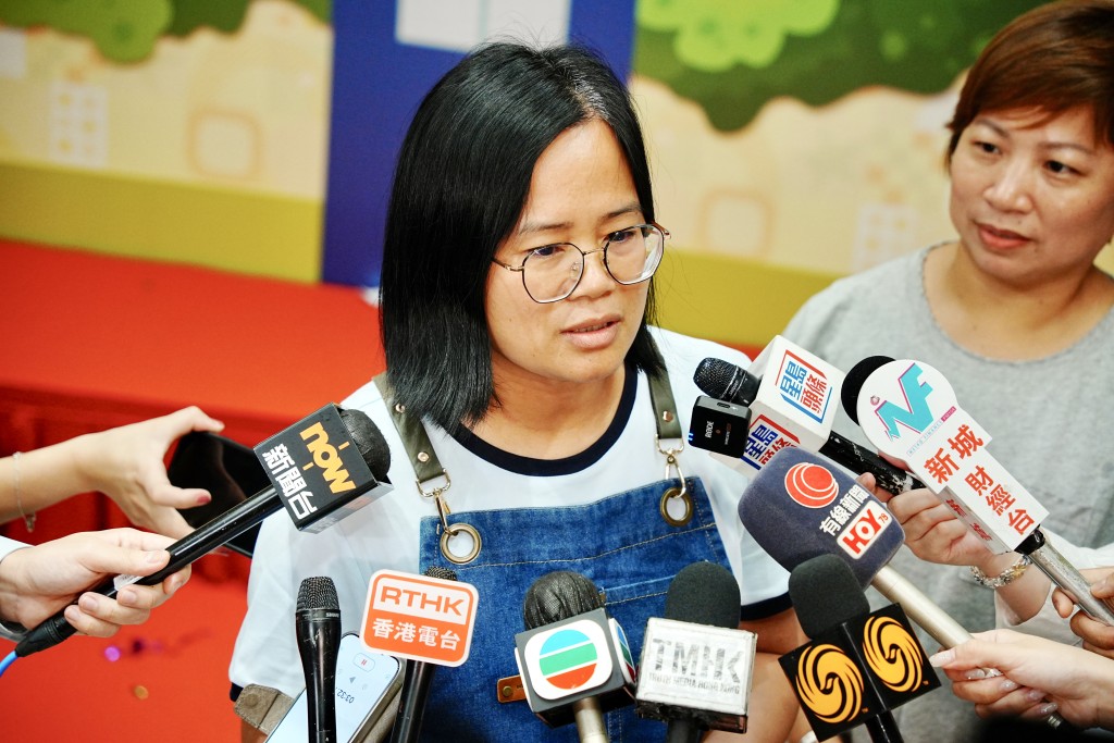 劏房戶金女士讚社區客廳廚房大,可烹煮不同菜式,又指女兒喜歡來這裡做功課。 劏房戶金女士讚社區客廳廚房大,可烹煮不同菜式,又指女兒喜歡來這裡做功課。