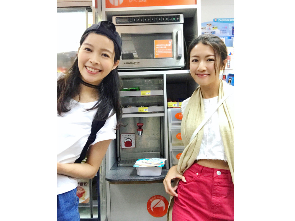 到便利店都忍唔住要合照。