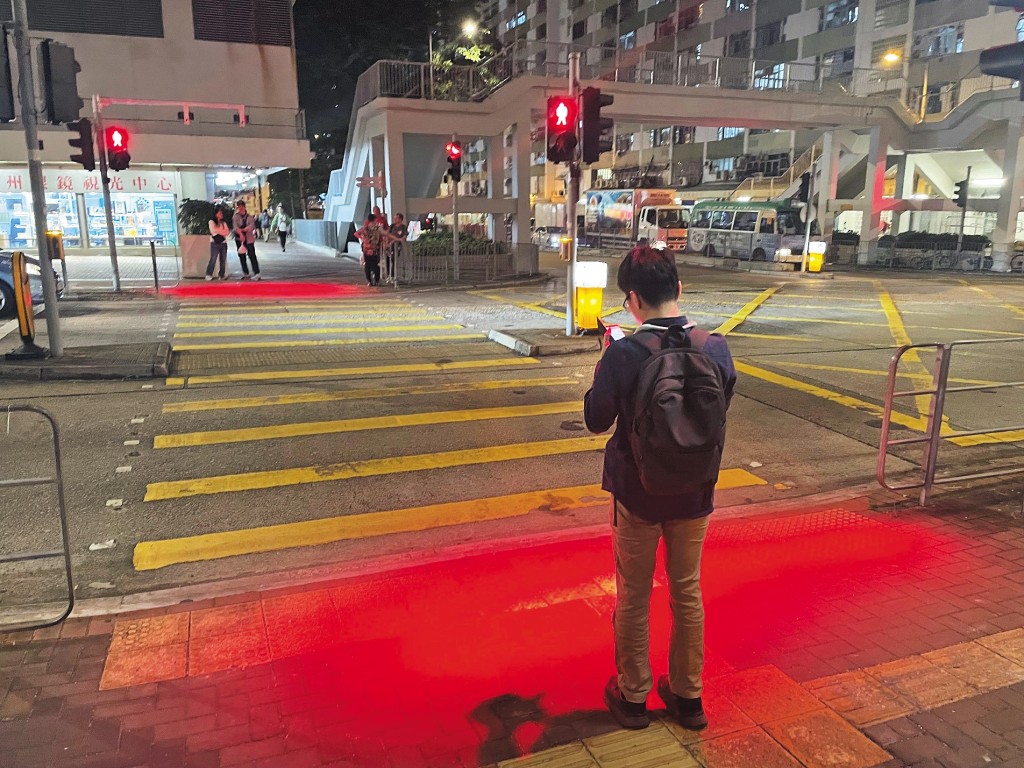 红色灯组所发出的红光令人目眩，更有人认为是「光污染」，特别是晚间路口没有行人在等候时，这些红灯根本没有作用。今天的科技发达，其实这一类提示行人的红灯，又是否可以加装感应器？即当有人站在过路范围才运作？这样既可以节省电力，同时又可以减低对其他道路使用者的影响。