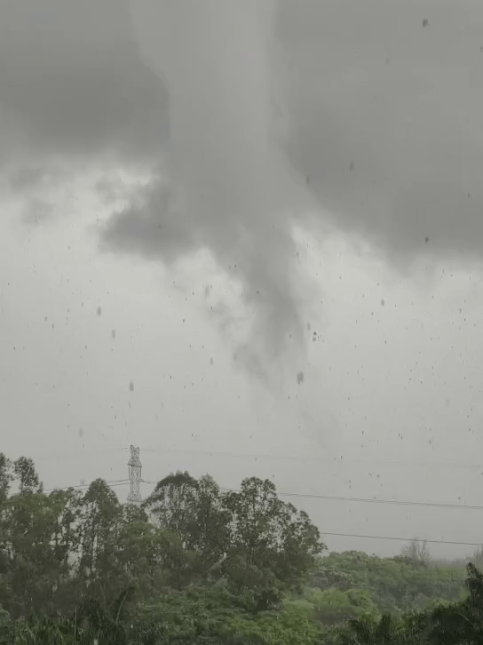 水龍捲上岸不久便消散。小紅書：不嘻嘻叔叔