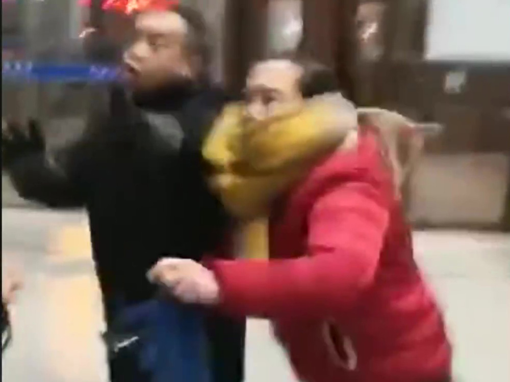 遼寧兩乘客拒掃健康碼,並衝擊工作人員。