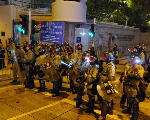 當晚大批示威者黃大仙堵路防暴警到場。資料圖片