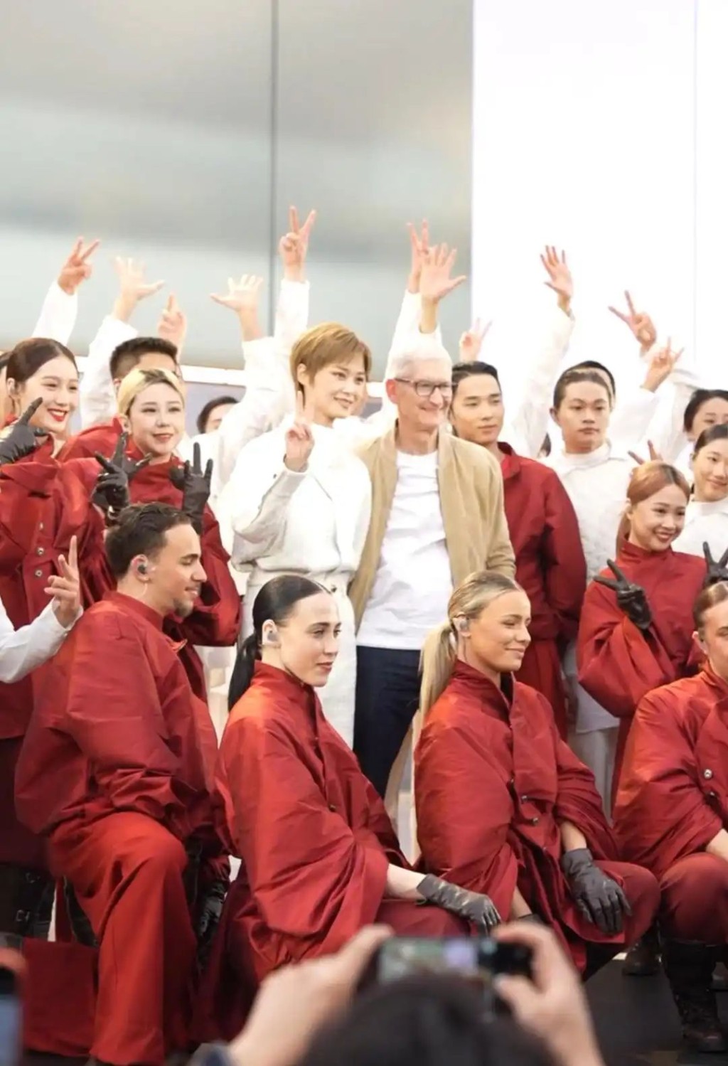 苹果50周年庆祝活动于四川成都举行，CEO库克与李宇春在台上合照。红星新闻