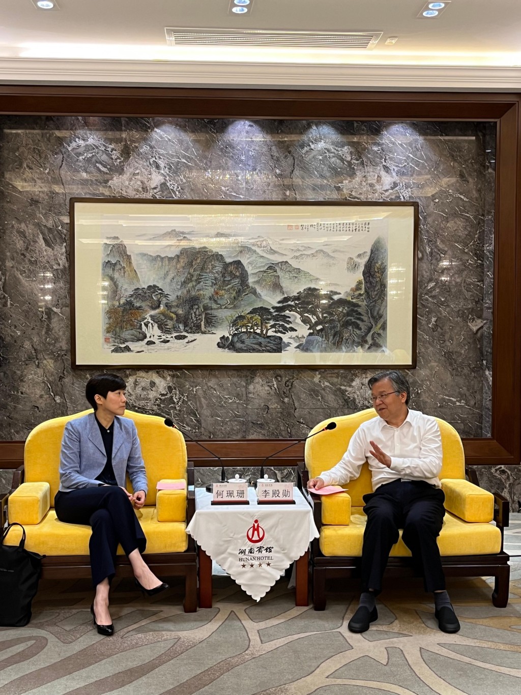 何佩珊（左）在长沙拜访湖南省常务副省长李殿勋。政府新闻处提供