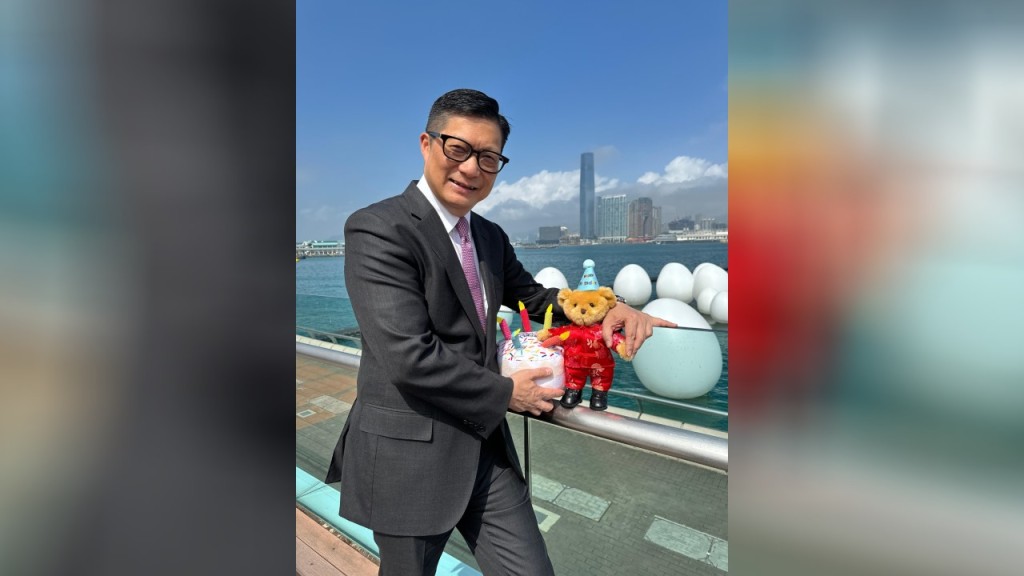 鄧炳強攜新春保安熊人日賀壽,祝市民生日快樂龍運當頭。鄧炳強FB圖片