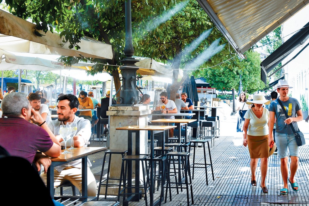 外国街头常见的喷雾降温系统，在香港却十分罕见。