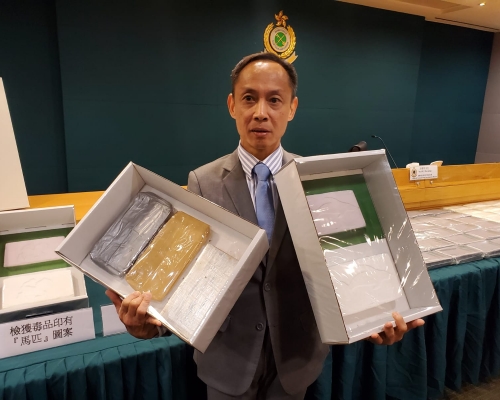 許偉明展示檢獲的證物。