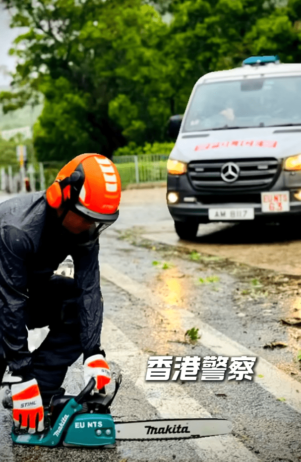 香港警察在風雨中緊守崗位。保安局FB影片擷圖