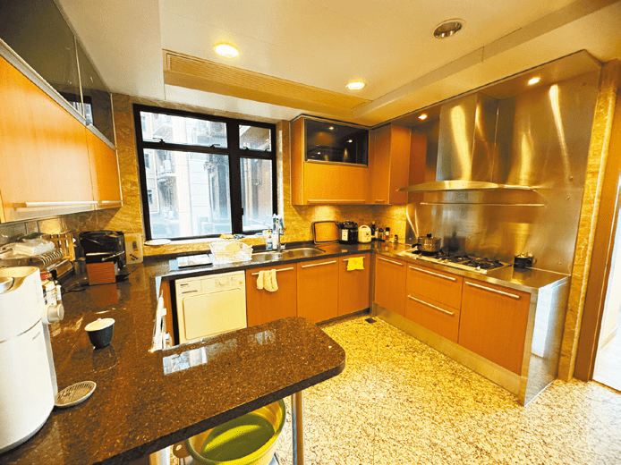 厨房提供U 形工作枱，备餐空间充裕，厨柜设储物空间。