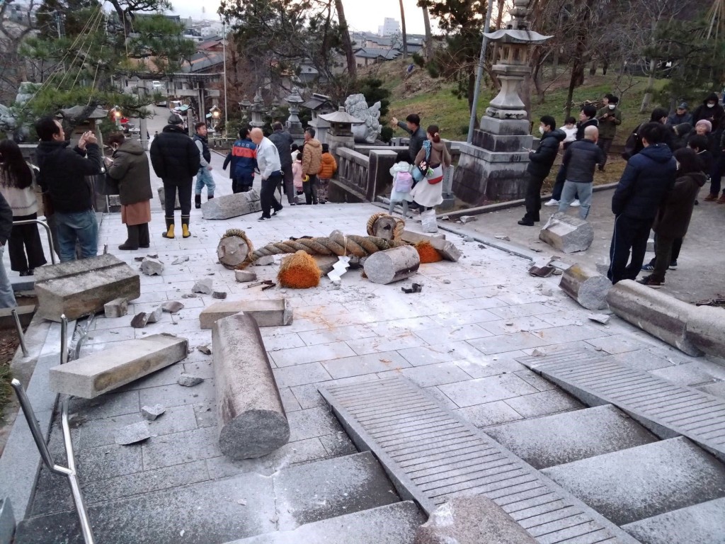 地震後，有神社設施損毀。(路透社)